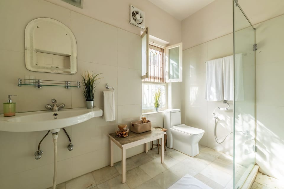 Super Deluxe | Bathroom | Shower, free toiletries, towels