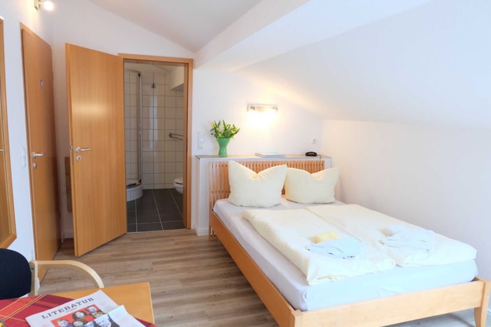 4) Radlerzimmer 24 - a) Pension Maiglöckchen Bed and Breakfast in Mecklenburg-Vorpommern, Germany