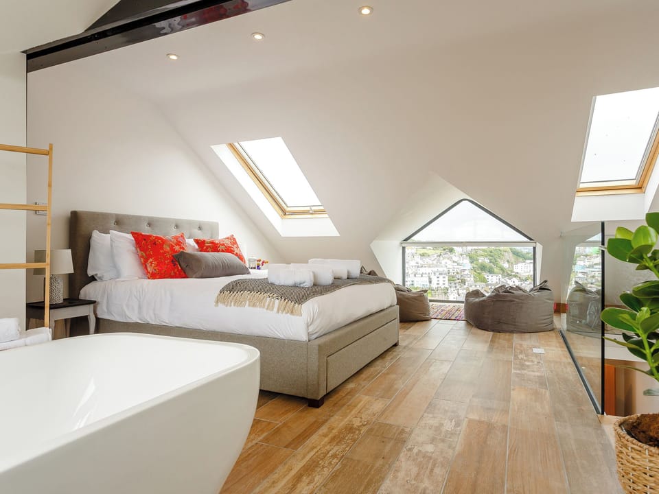 Spacious master bedroom | Wrens Perch, Brixham