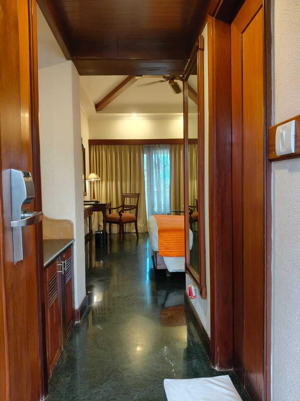 Minibar, in-room safe, desk, WiFi (free)