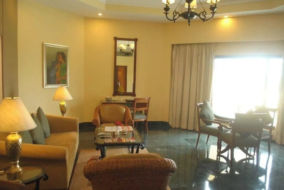 Deluxe Suite with Ocean view | Living area | Flat-screen TV