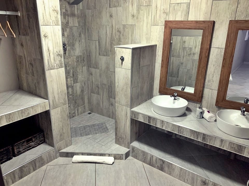 Luxury Family Room | Bathroom | Shower, free toiletries, towels
