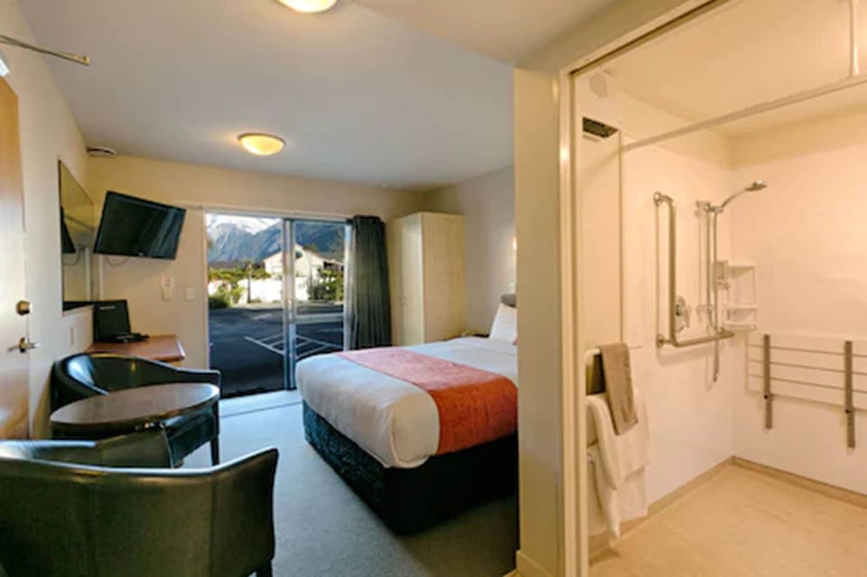 Standard Studio, 1 Queen Bed | In-room safe, laptop workspace, soundproofing, iron/ironing board