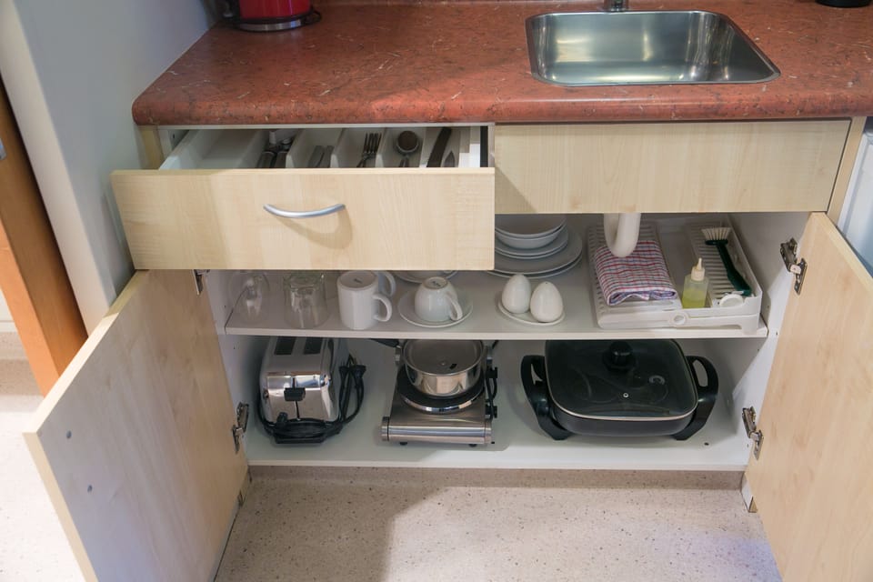 Coffee/tea maker, fridge, electric kettle