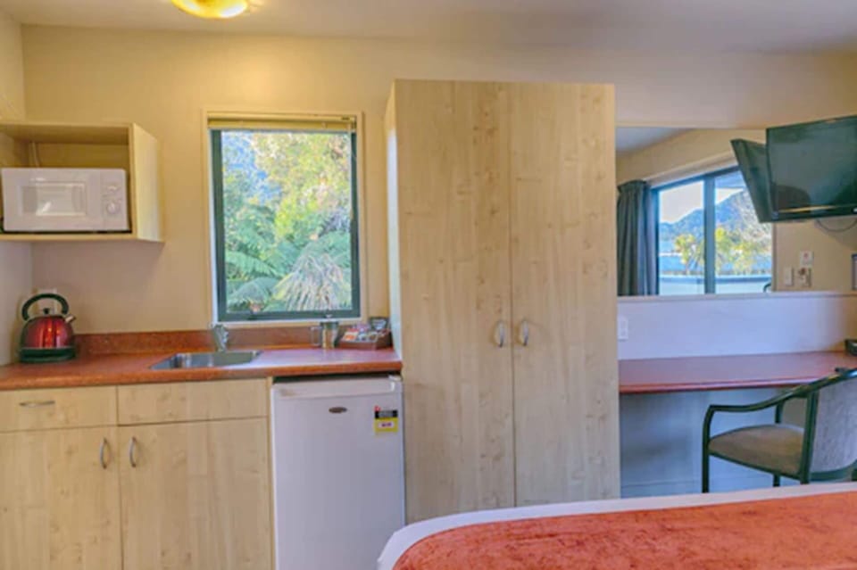 Standard Twin Room | In-room safe, laptop workspace, soundproofing, iron/ironing board