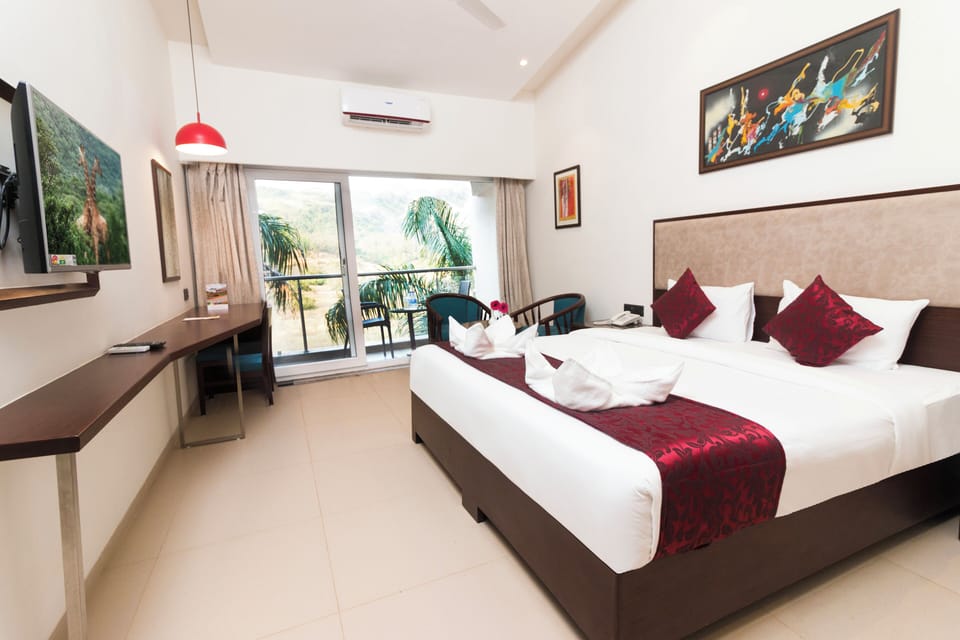 Standard Double Room, 1 King Bed, Non Smoking | Free minibar items, in-room safe, soundproofing, iron/ironing board