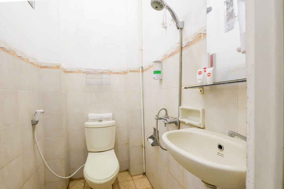 Standard Single Room | Bathroom | Shower, towels
