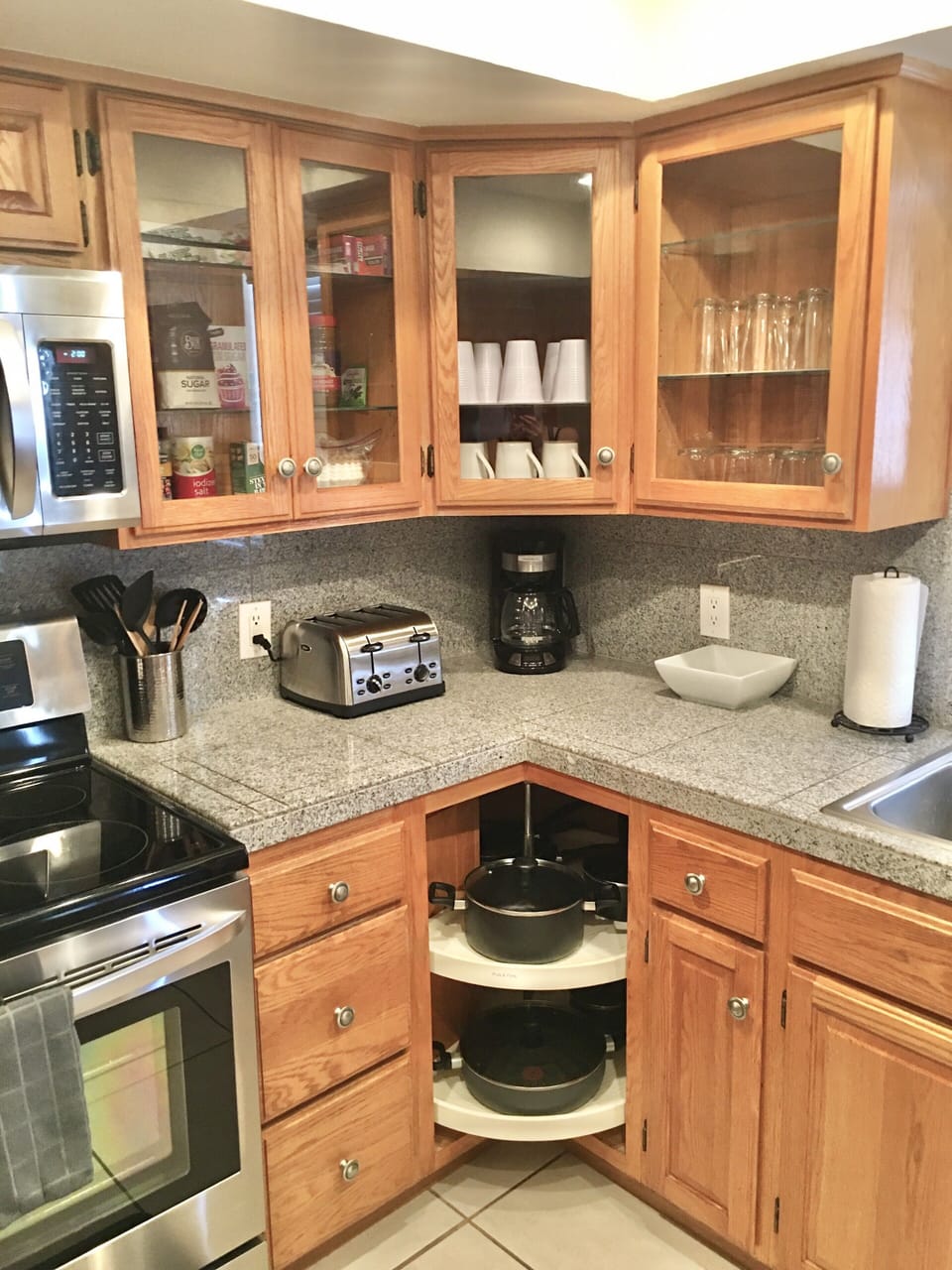 KITCHEN-Toaster/Coffeemaker/Pots & Pans/Glassware/Coffee Mugs