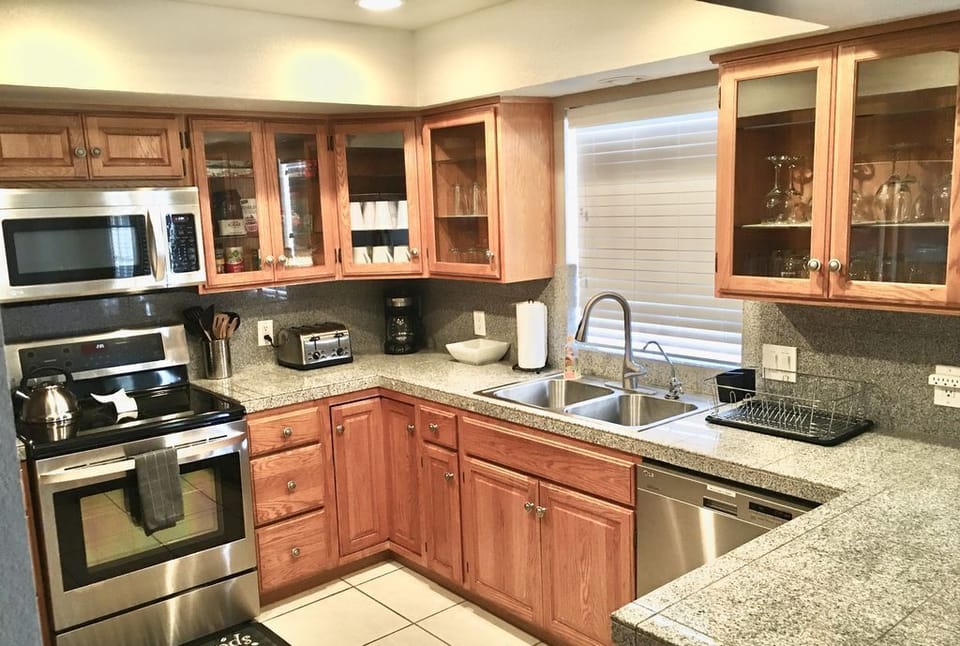 KITCHEN-Refrigerator/Freezer/Microwave/Stove/Oven/ Dishwasher