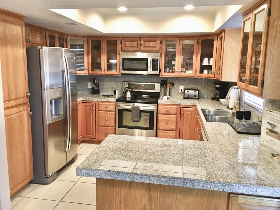 KITCHEN-Fully equipped kitchen to cook meals.