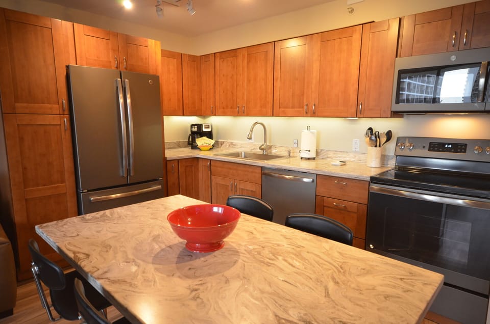 Full Kitchen with Dishwasher too.