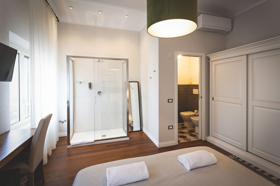 Deluxe Room | Free minibar, individually decorated, individually furnished, desk