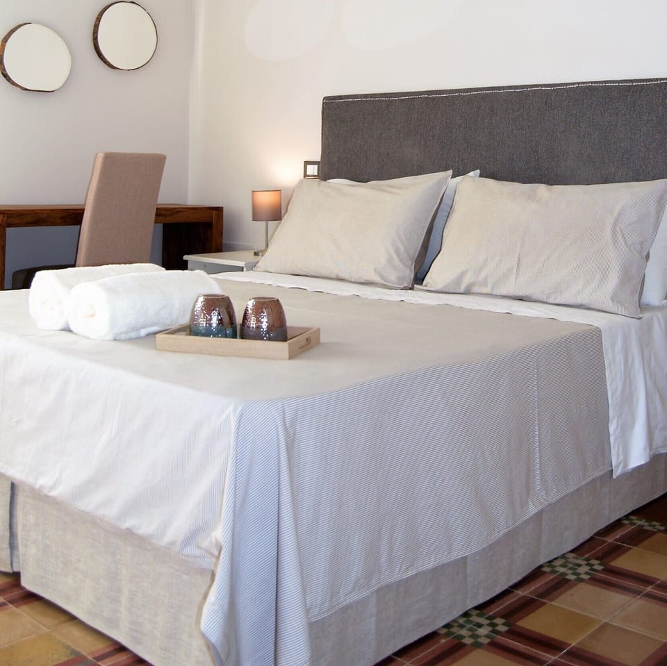 Classic Double or Twin Room | Free minibar, individually decorated, individually furnished, desk