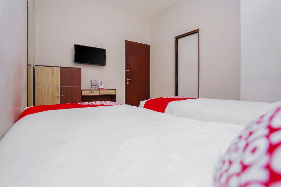 Deluxe Twin Room | Desk, free WiFi, bed sheets