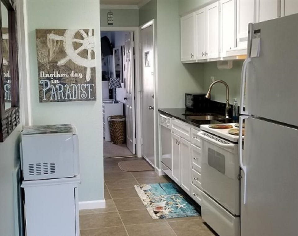 Fully equipped kitchen dinnerware/microwave/toaster oven/2 coffee makers/blender