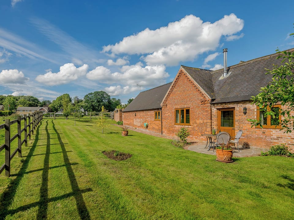 Superb, semi-detached barn conversion | Courtyard Lodge, Rufford, near Newark
