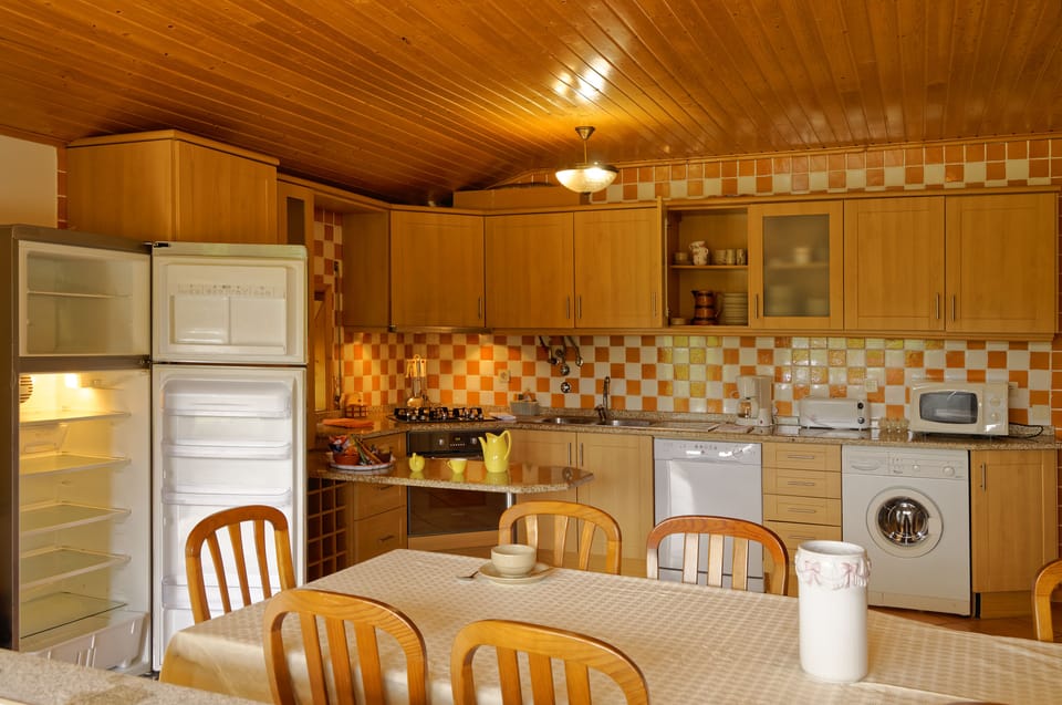 Full-size fridge, microwave, oven, stovetop