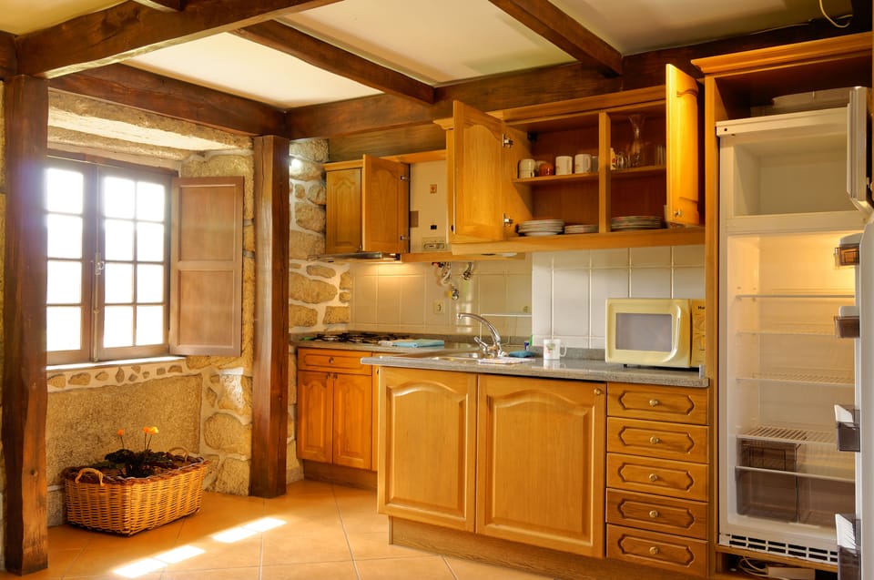 House, 1 Bedroom, Valley View, Mountainside (Casa dos Padres) | Private kitchen | Full-size fridge, microwave, oven, stovetop
