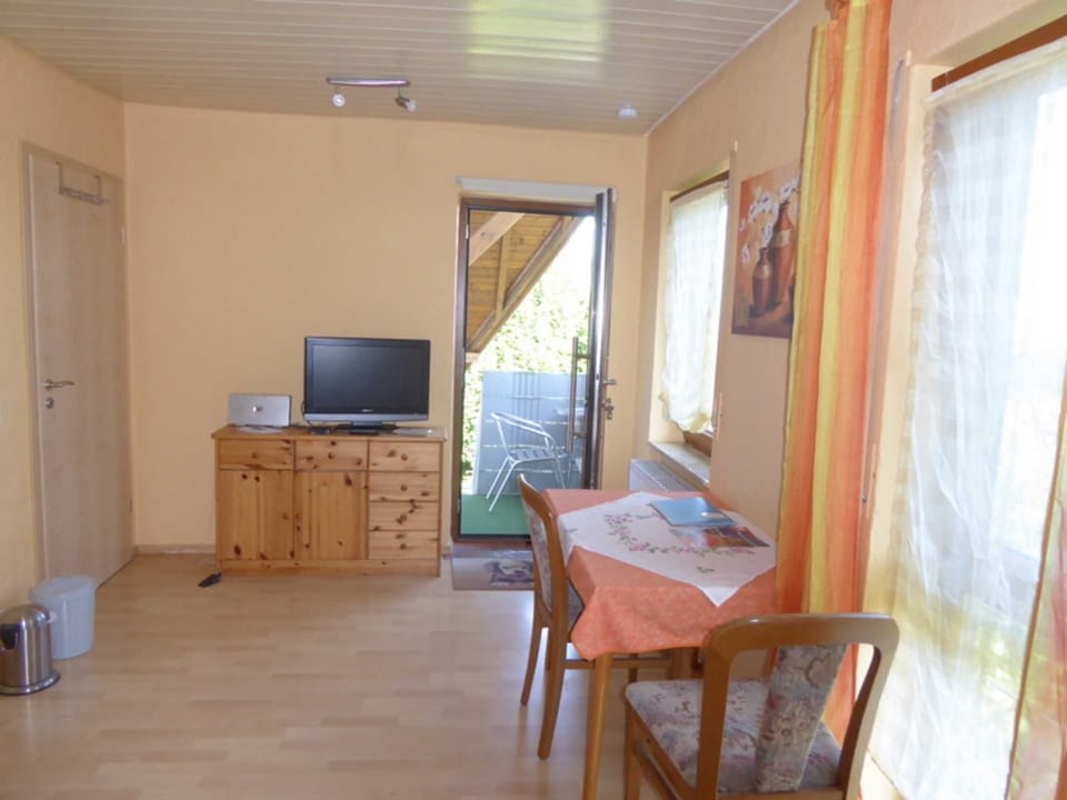 Double room No. 1, 20m², shared bathroom, balcony, max. 3 - Bea's guest room Bed and Breakfast in Ringsheim