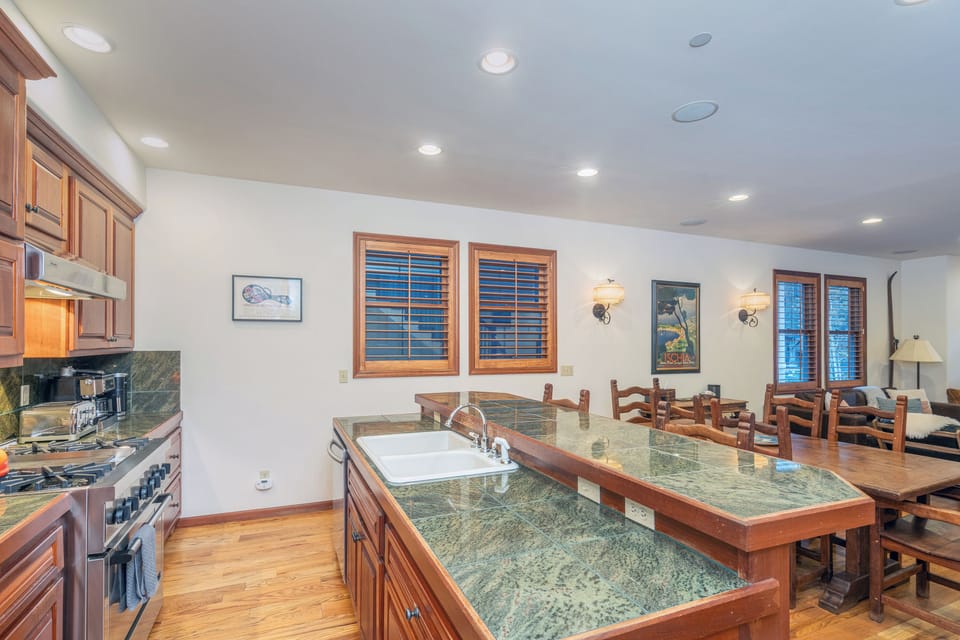 3.0-telluride-south-pacific-townhouse-kitchen