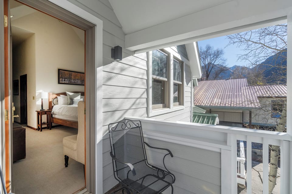 4.04-telluride-south-pacific-townhouse-primary-balcony