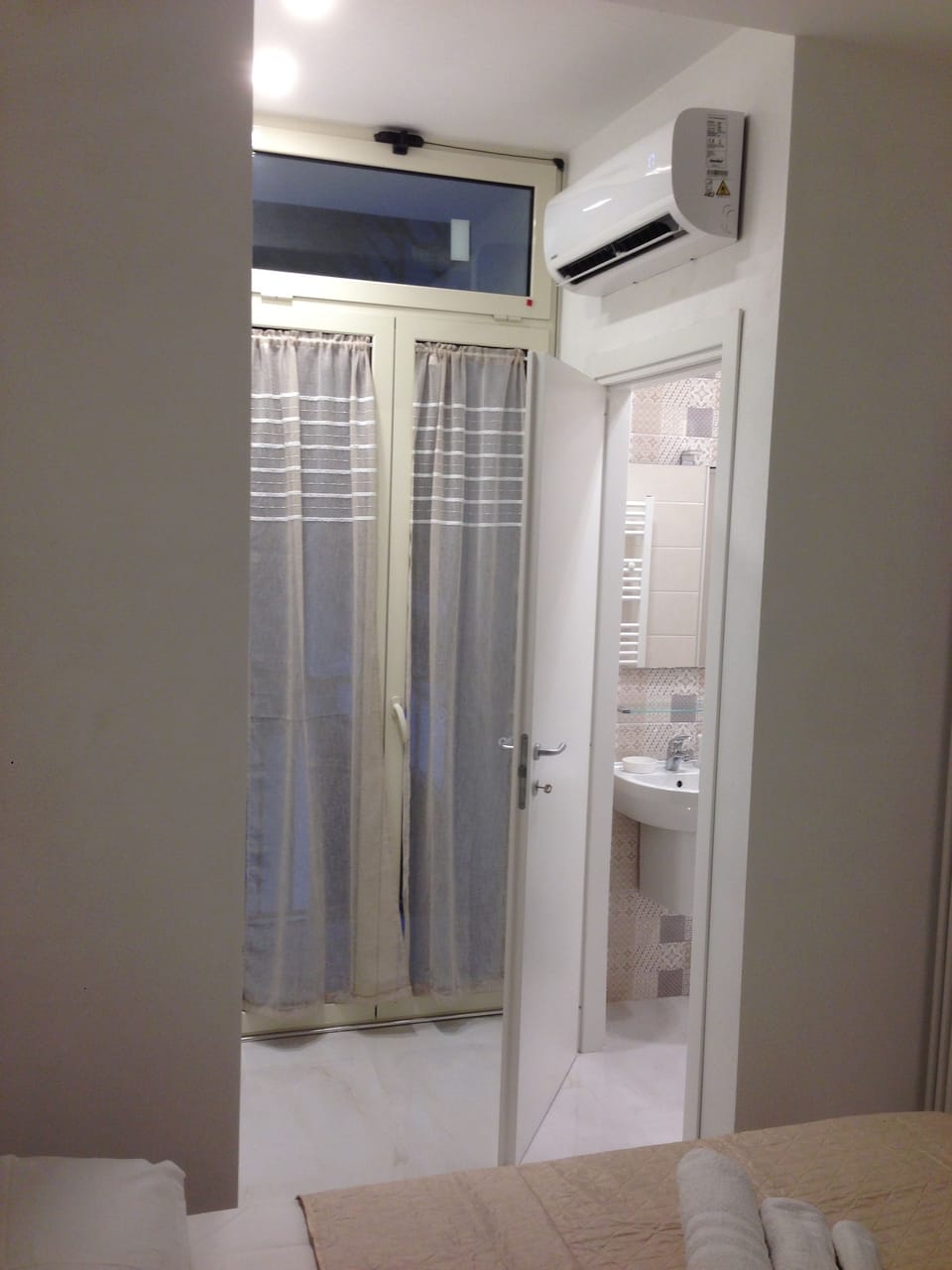 Classic Room | Bathroom | Shower, hair dryer, bathrobes, towels
