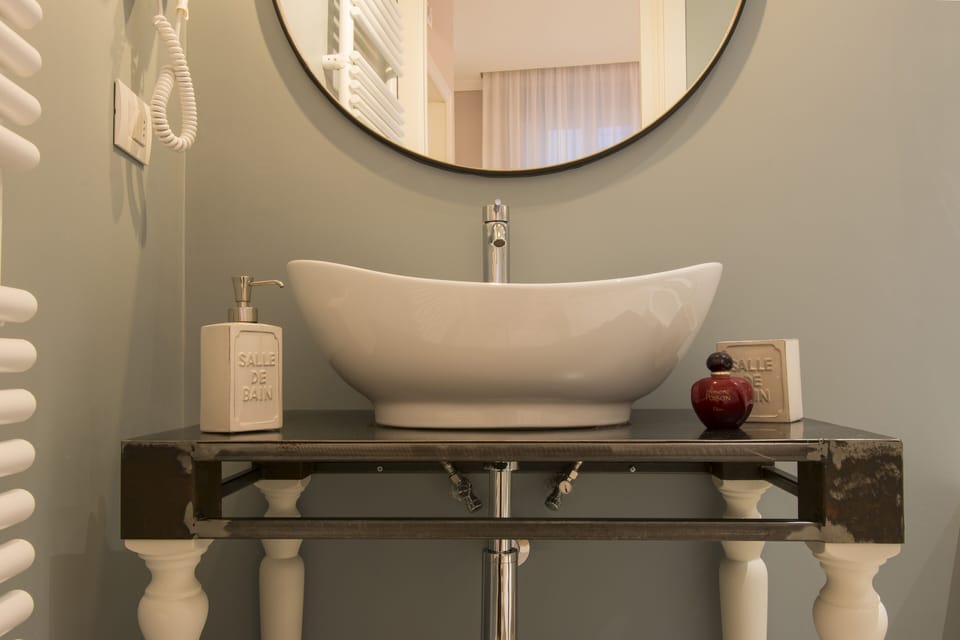Double Room (Macramé) | Bathroom | Shower, rainfall showerhead, free toiletries, hair dryer