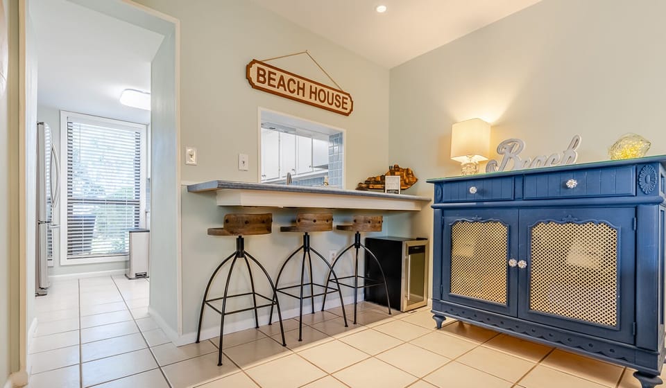 Bar off dining room