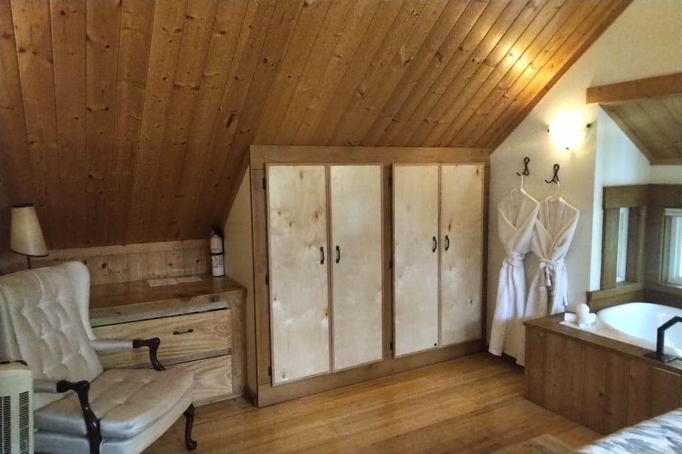 Soaker Tub & Closet