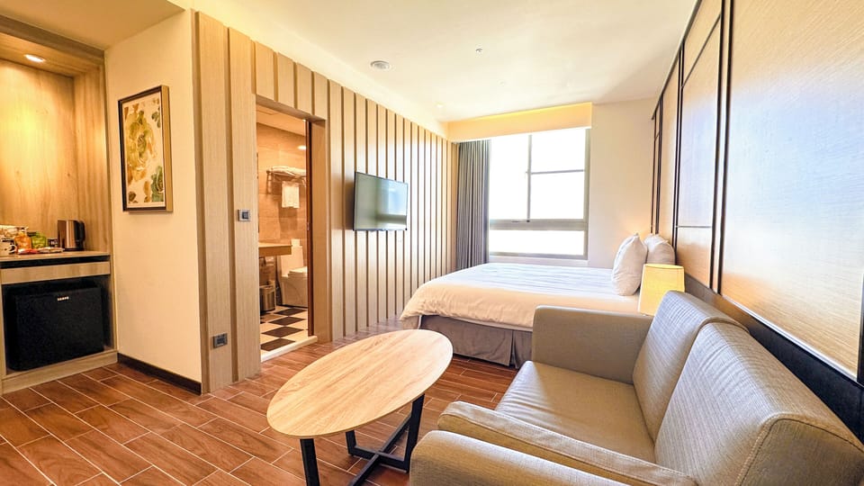 Deluxe Suite | Premium bedding, down comforters, individually decorated, desk