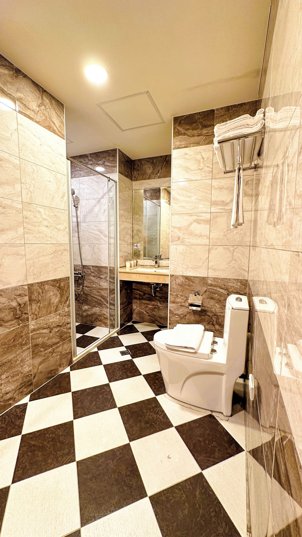 Elite Triple Room | Bathroom | Shower, rainfall showerhead, free toiletries, hair dryer