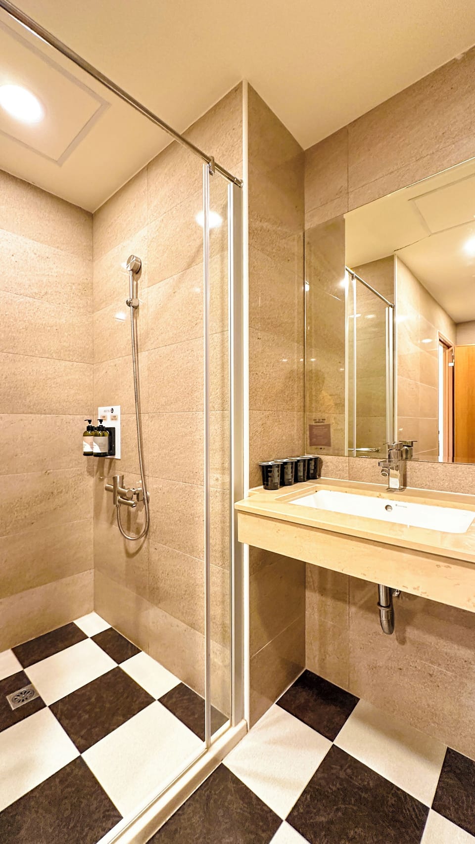 Deluxe Quadruple Room | Bathroom | Shower, rainfall showerhead, free toiletries, hair dryer
