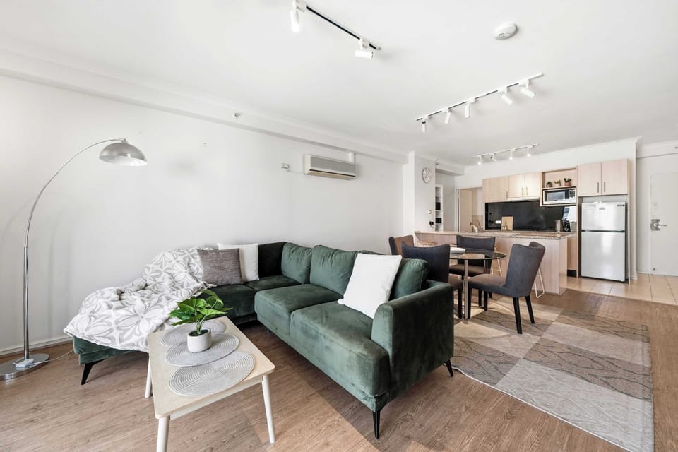 Relax in this spacious, apartment featuring an open-plan living area, fully equipped kitchen, cozy lounge, and stylish dining space. Perfect for business trips, couples, or extended stays, with a welcoming atmosphere designed for comfort and convenie