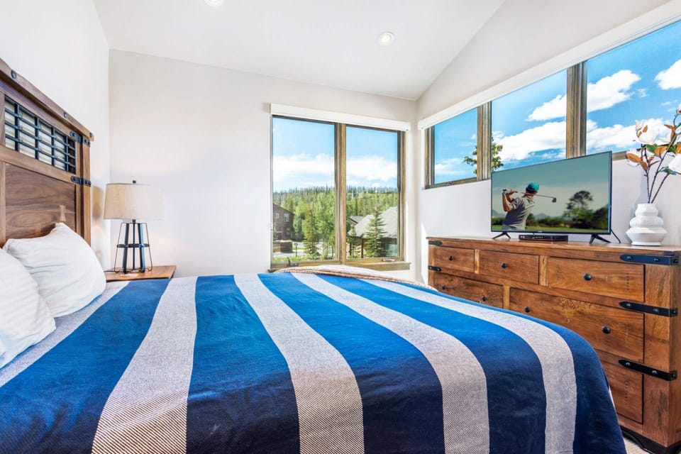 Relax And Enjoy The View From Bed And Watch TV