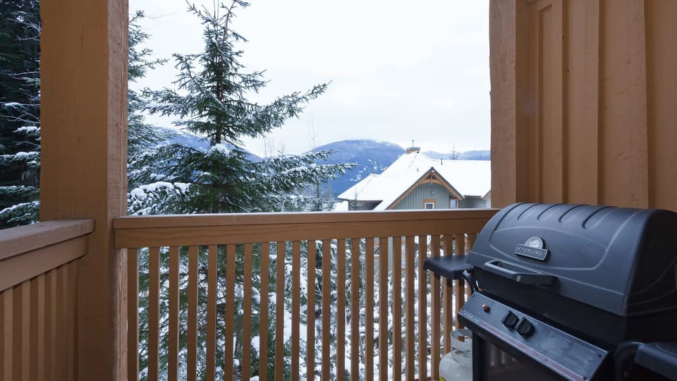 - Balcony with grill overlooking treetops and snowy mountain peaks  
- Enjoy outdoor cooking with breathtaking alpine scenery  
- Perfect for cozy winter barbecues and sunset views  