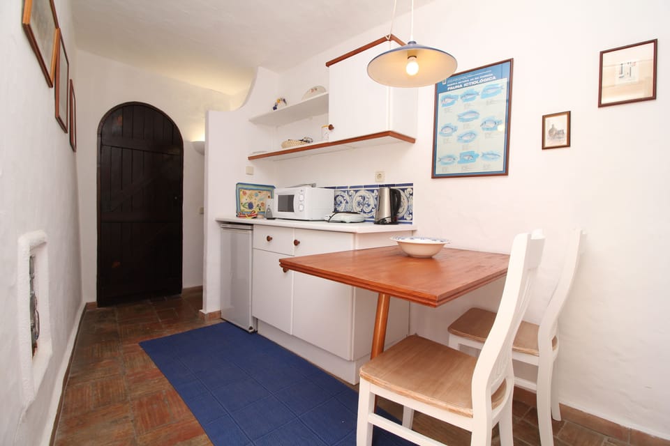 Twin Room | Private kitchenette | Fridge, microwave, stovetop, coffee/tea maker