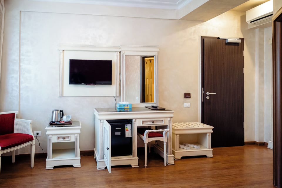 Twin Room | Hypo-allergenic bedding, Select Comfort beds, minibar, in-room safe