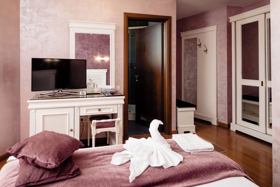 Basic Double Room, 1 Bedroom | Hypo-allergenic bedding, Select Comfort beds, minibar, in-room safe
