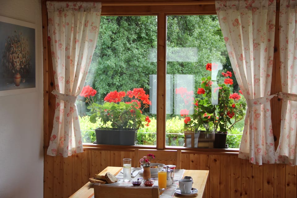 Daily cooked-to-order breakfast (EUR 8 per person)