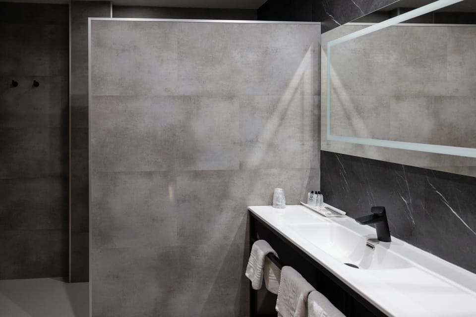 In-room safe, desk, laptop workspace, soundproofing
