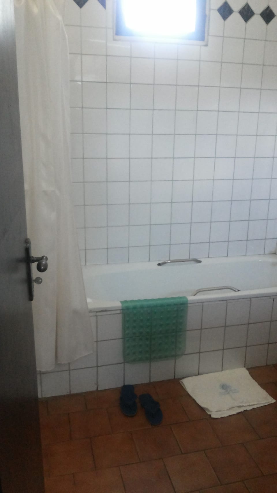 Deep soaking bathtub