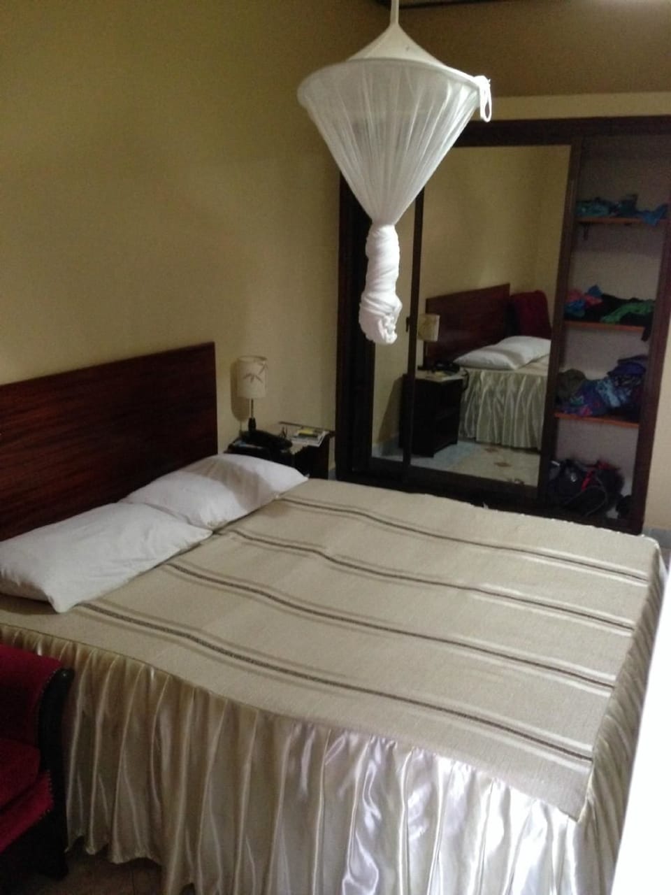 Desk, laptop workspace, soundproofing, WiFi (free)