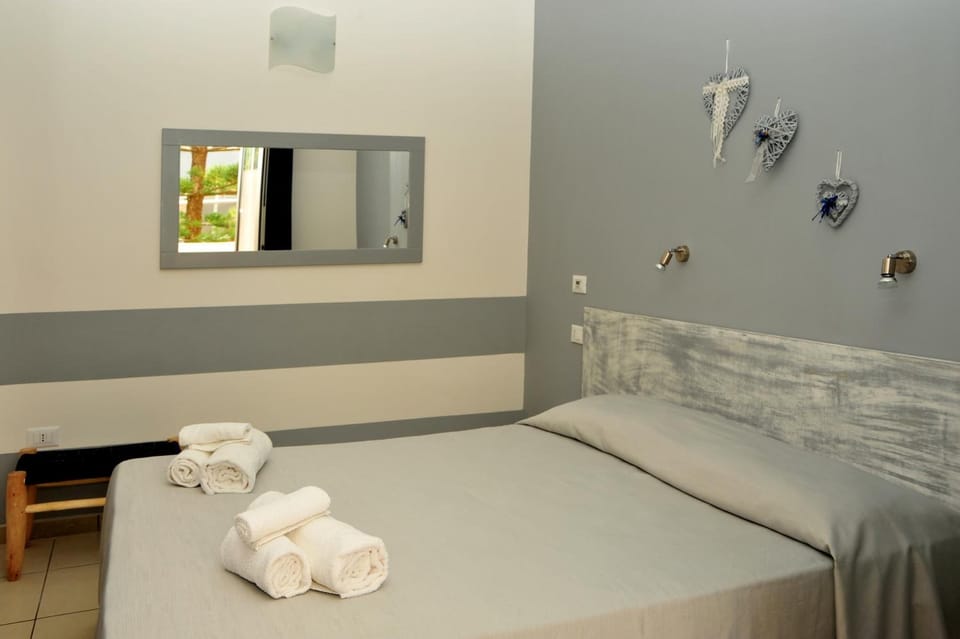 In-room safe, desk, bed sheets