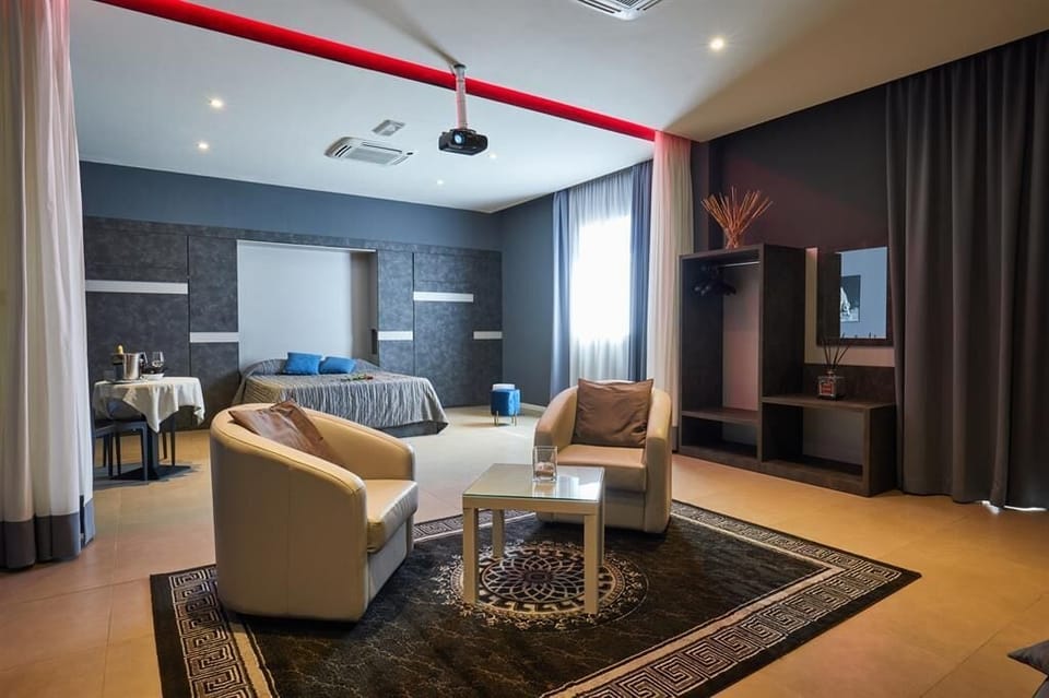 Deluxe Studio | In-room safe, desk, blackout drapes, soundproofing