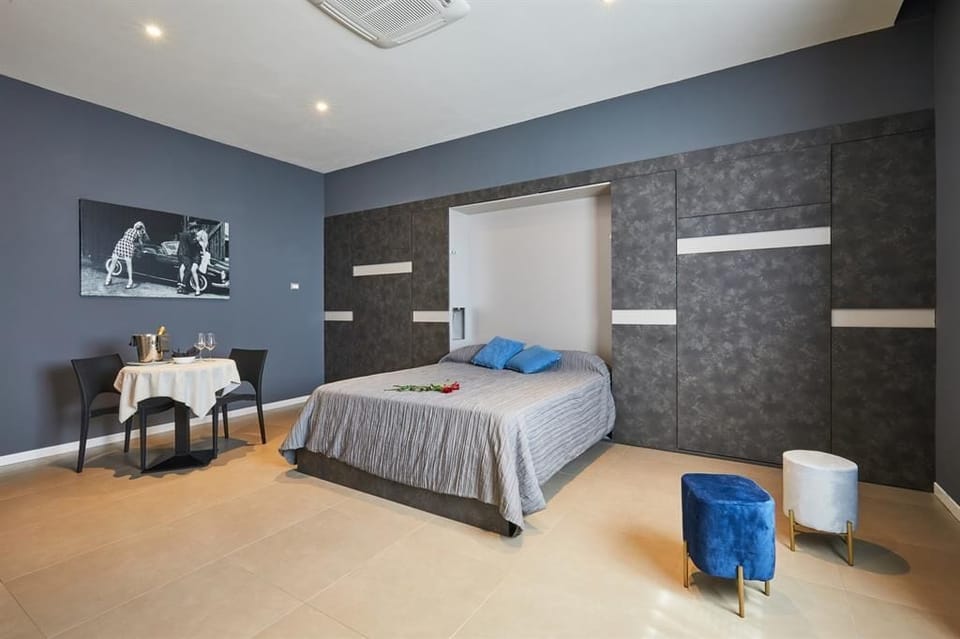 Studio | In-room safe, desk, blackout drapes, soundproofing