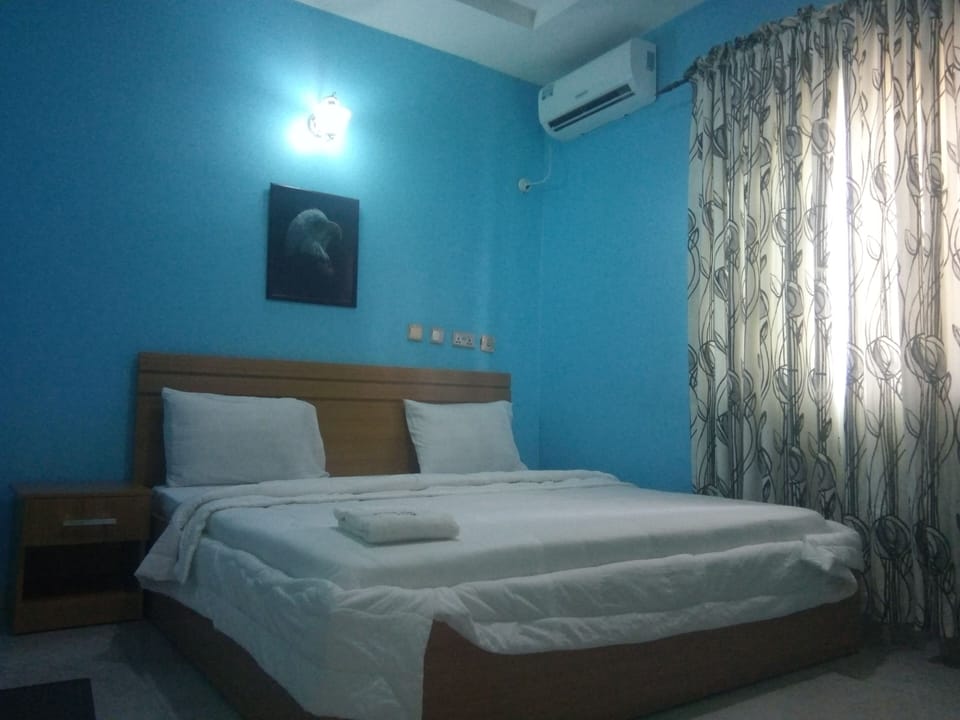 WiFi (free), bed sheets