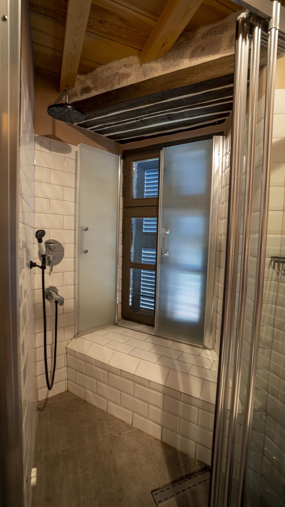 Deluxe Room | Bathroom | Shower, free toiletries, hair dryer, slippers