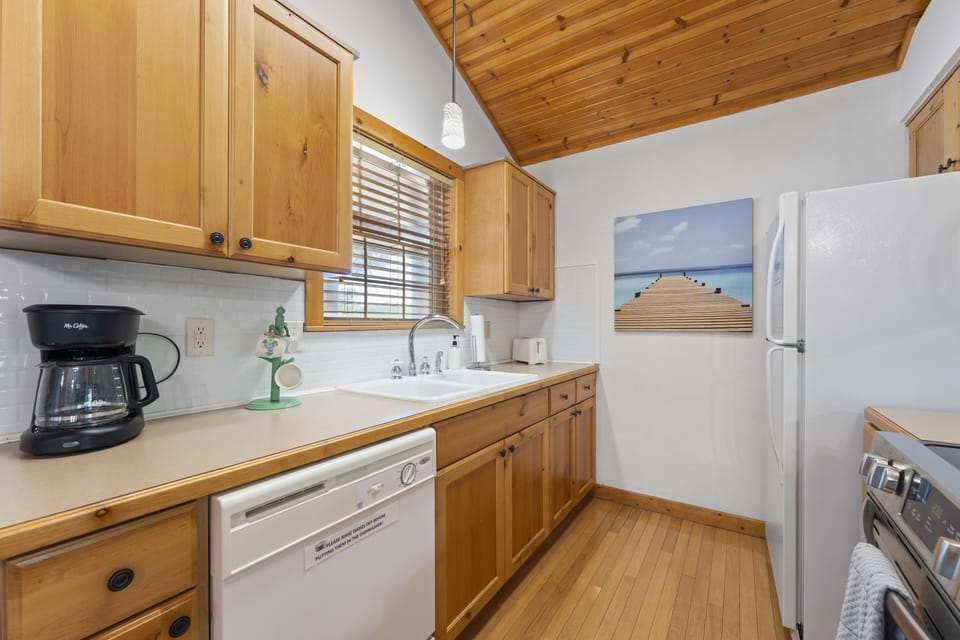 Cottage, 2 Bedrooms | Private kitchen | Fridge, microwave, oven, dishwasher