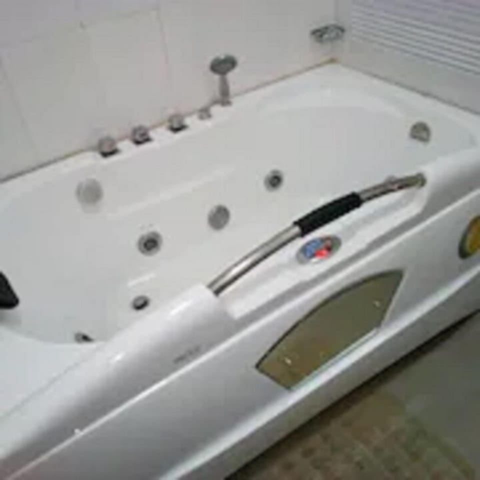 Bathtub, free toiletries, towels