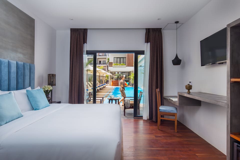 Egyptian cotton sheets, premium bedding, minibar, in-room safe